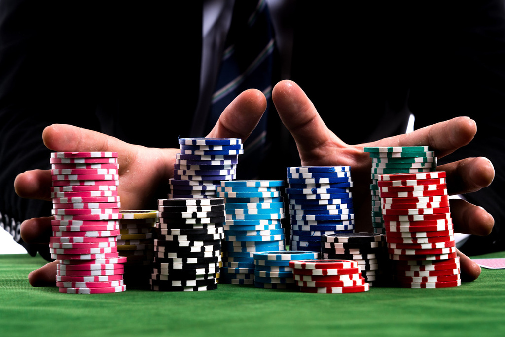 Chia sẻ các cách chơi Poker của Poker thủ chuyên nghiệp